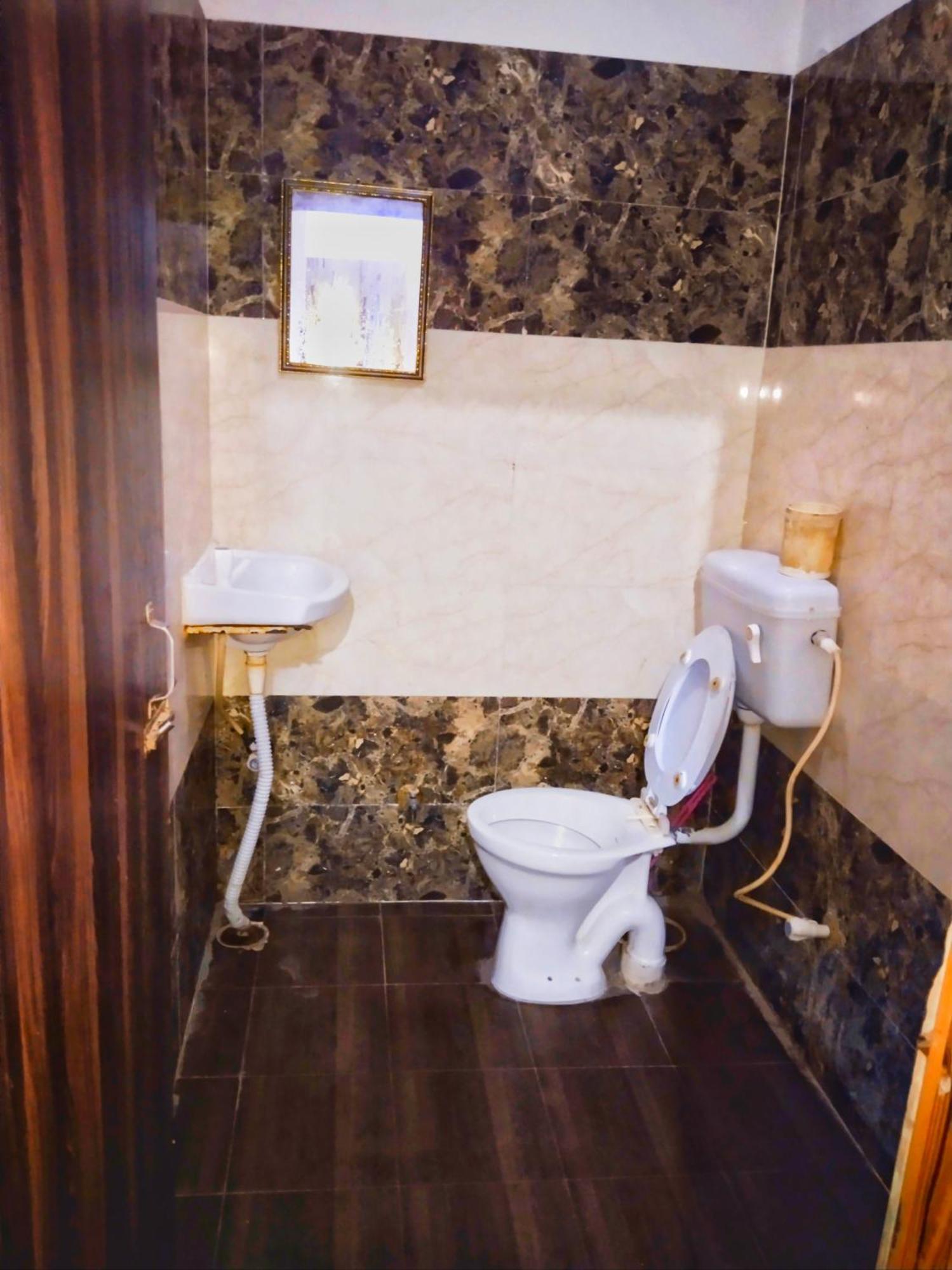 Balaji Homestay Mathura In Vrindavan ภายนอก รูปภาพ